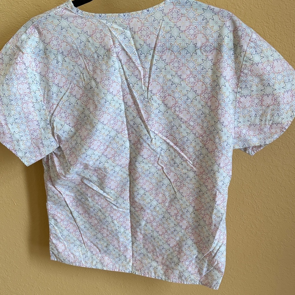 Colorful Star Pattern Scrub Top - Picture 4 of 4